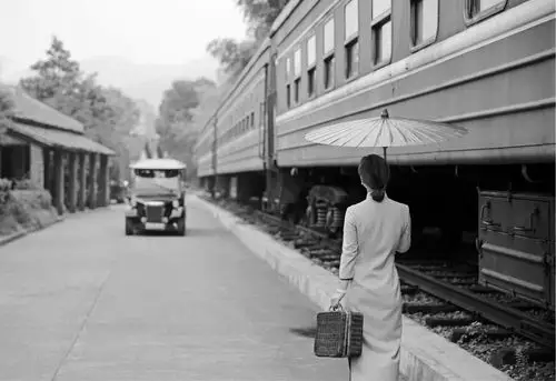 摄影 离别的站台 写美篇我的笑容夹着忧伤 你的背影带走希望 人群中你