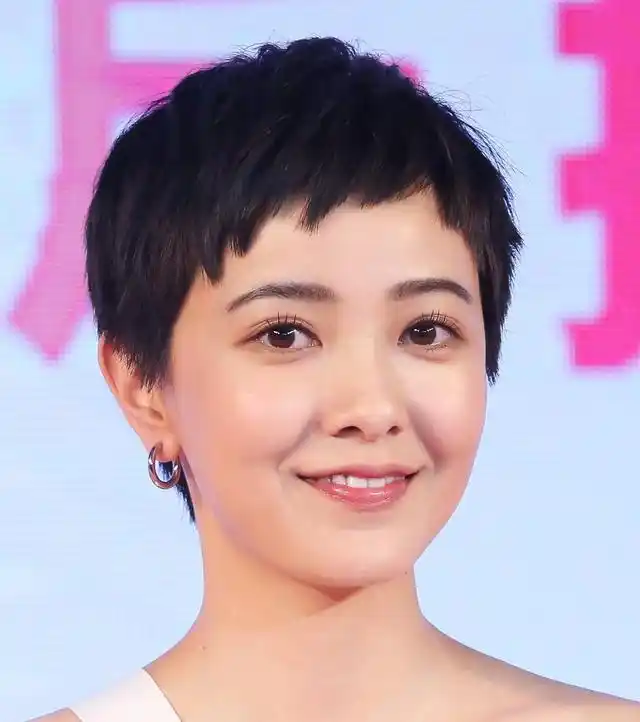 女星留假小子短发,焦俊艳攻气十足,娜扎像鹿晗,见了热巴想喊哥