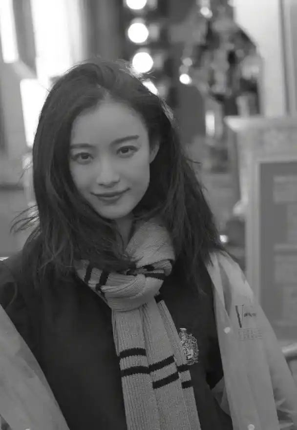 倪妮分享环球影城游玩照 气质清冷笑容明媚动人