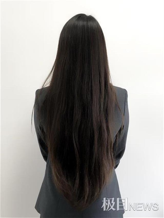 弥补做义工时留下的遗憾,年轻妈妈捐出齐腰长发给白血病患儿