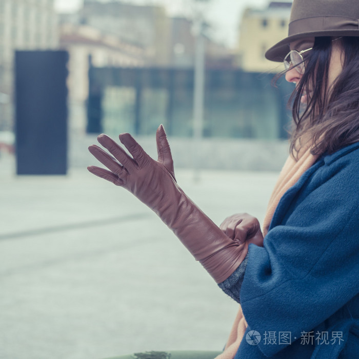 时尚的女人,戴着手套的细节