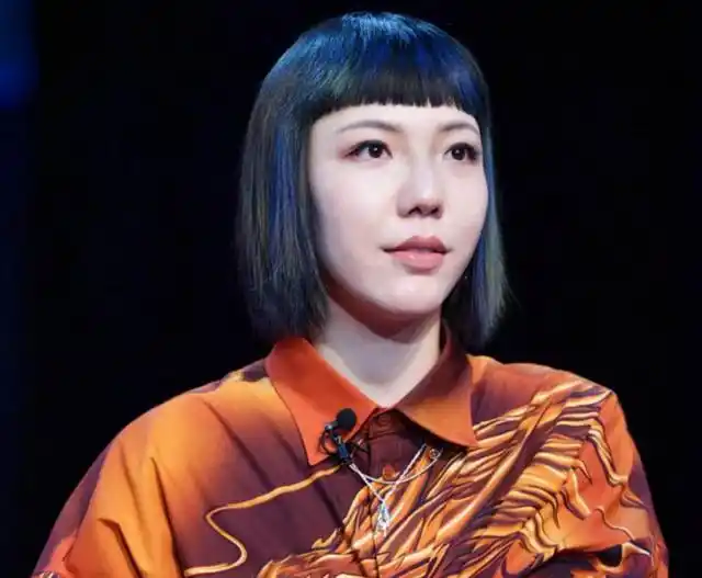 事实证明,一线歌手中"消失"的吴莫愁,早已走上一条"不归路"