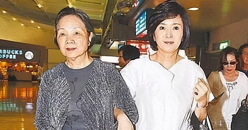 虽然没有和林月云结婚,但是邱嘉雄对待她们母女确实很大方,侯佩岑也被