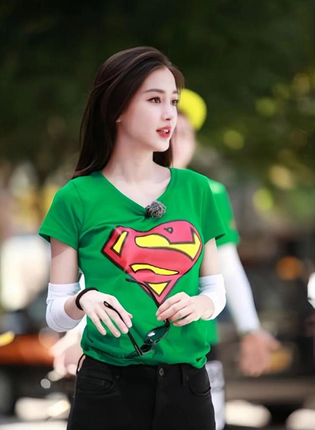 个人觉得有小虎牙的嫩模时期的baby简直是惊为天人,后面矫正牙齿就