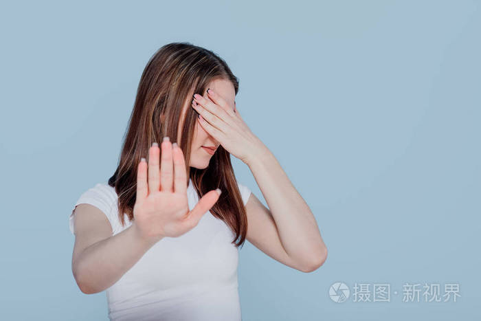 黑发女孩躲起来用手掌捂住眼睛