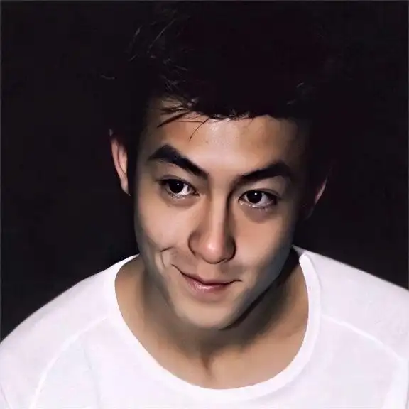 陈冠希是真宠女儿,7岁了还要爸爸抱着,年轻时的他真的超级帅!