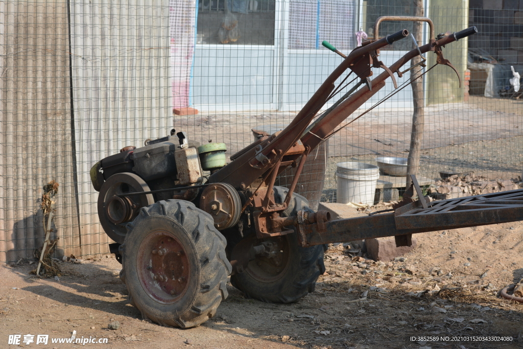 农村旧拖拉机头