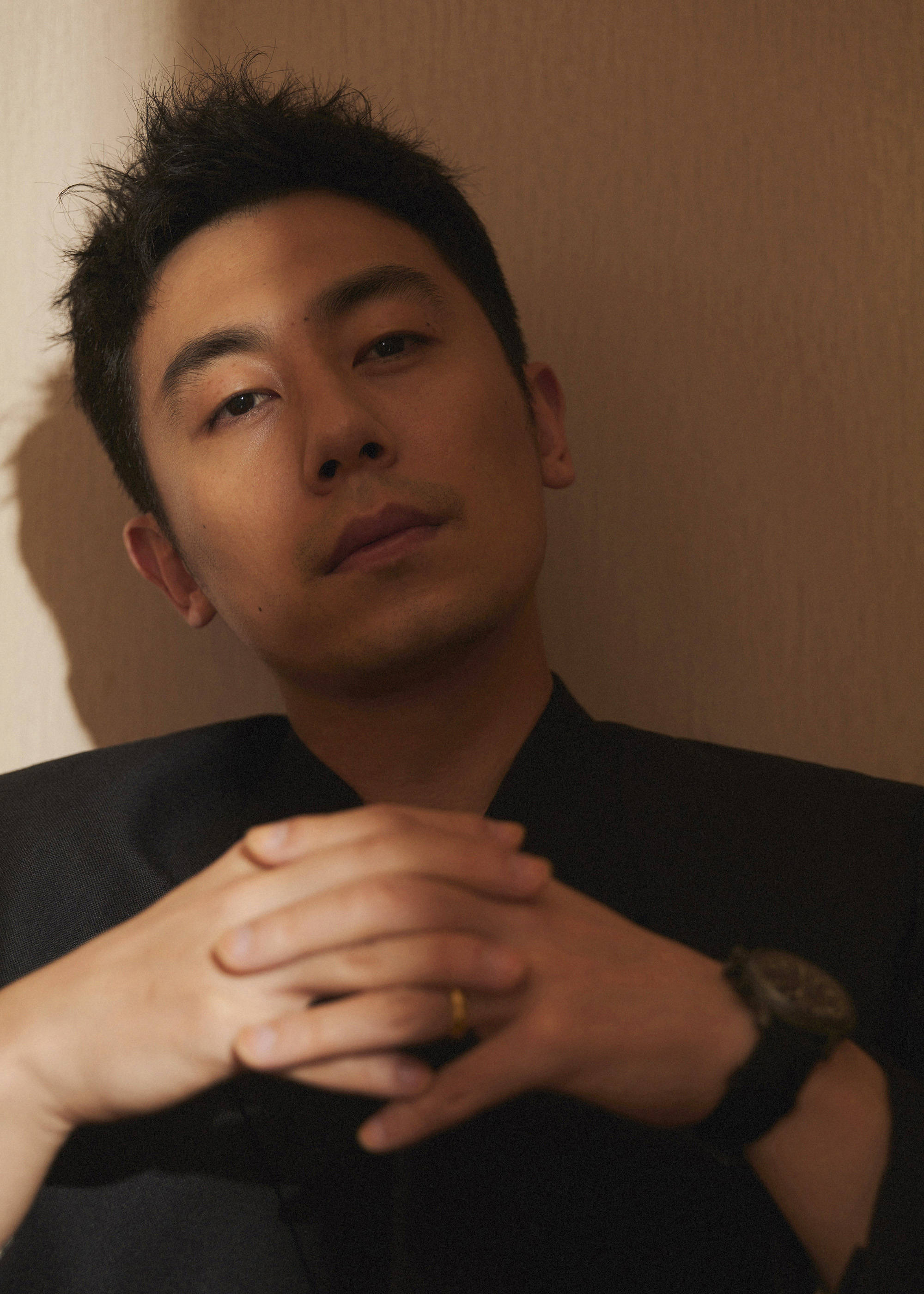 朱亚文光影写真来袭一身不规则西装故事感十足