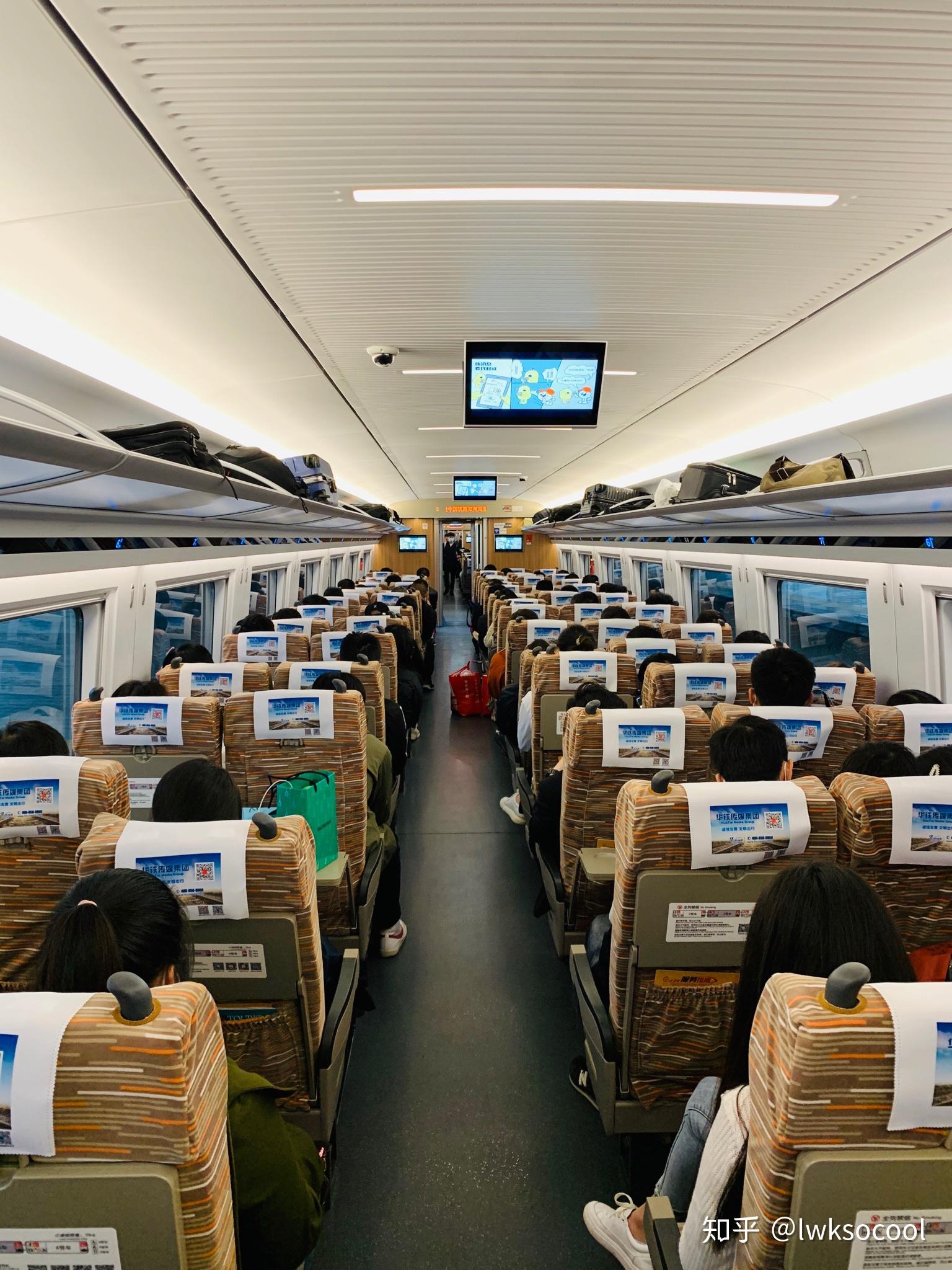 客满的二等座车厢与二等座车厢形成鲜明对比的一等座车厢,空空如也