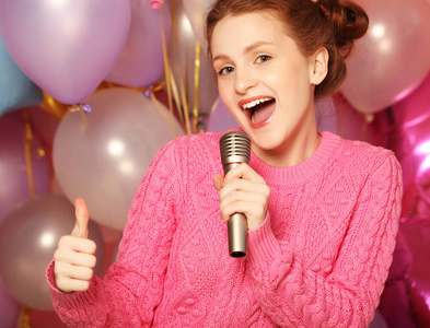 快乐唱歌的女孩图片