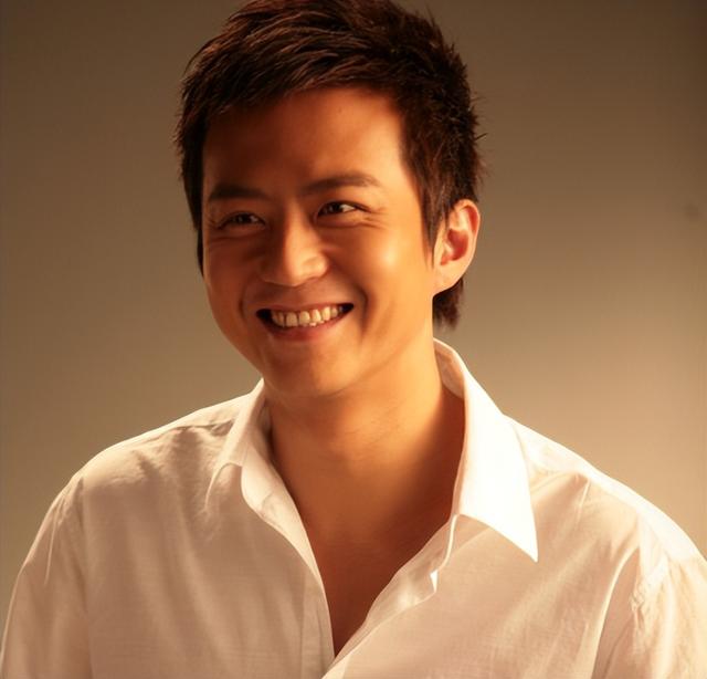 邓超年轻时,凭借硬朗的长相和精湛的演技,走的一直是实力偶像派.