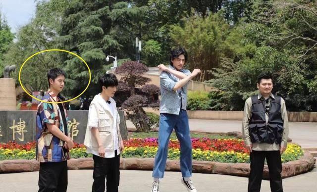 王一博现身成都录制,和175大张伟站在一起,这腿确定不是五五分_身高