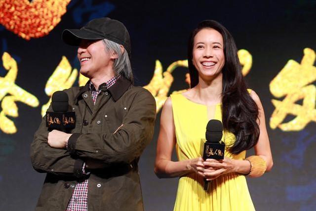 莫文蔚看得真挺开的,与前任男友周星驰并肩,仍然笑得很开心