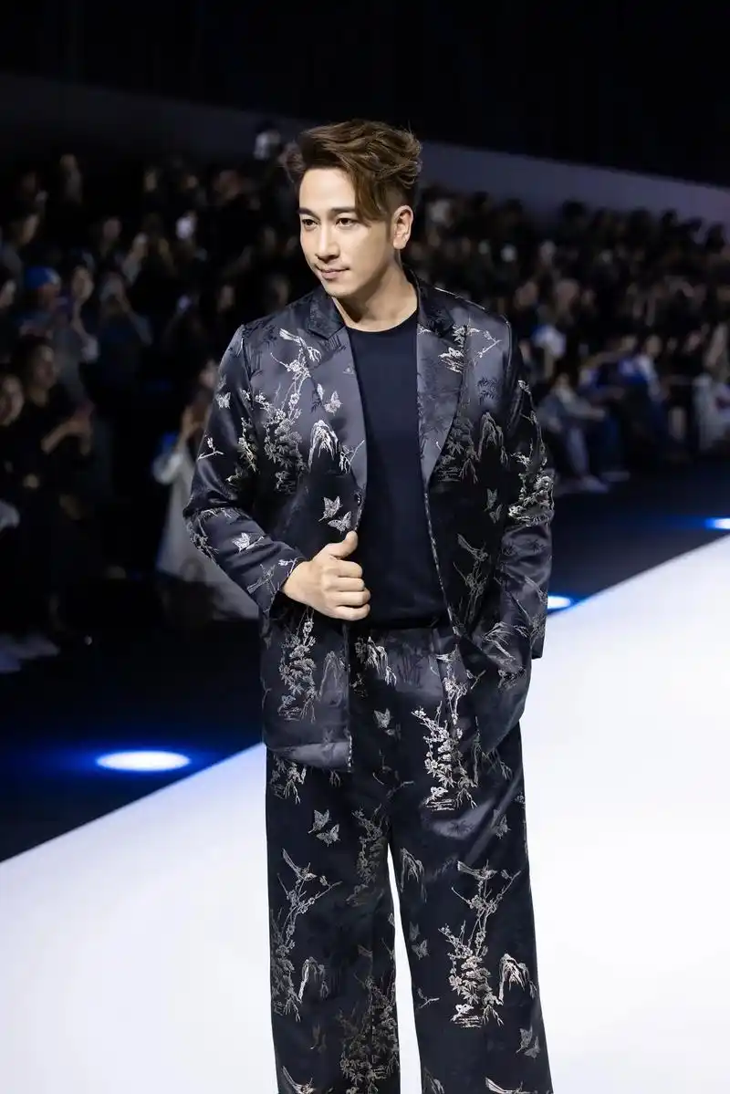 又见吴卓羲 李彩桦 罗琳.连拍两年了都 - 抖音