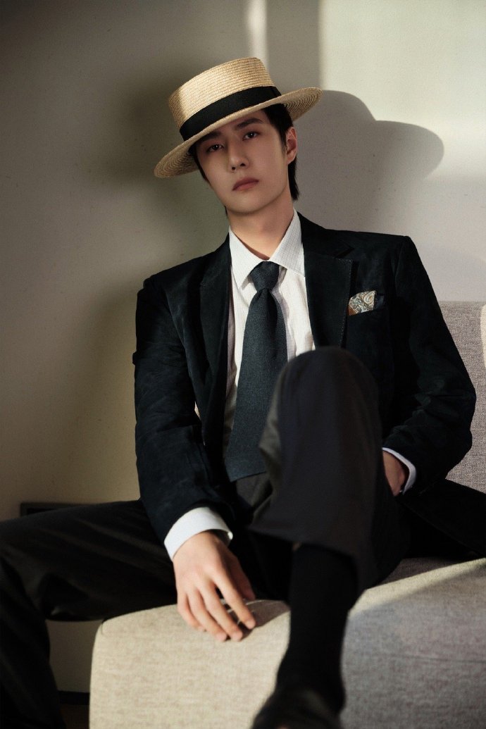 王一博|gq盛典,一身西装套装搭配草帽,经典复古.