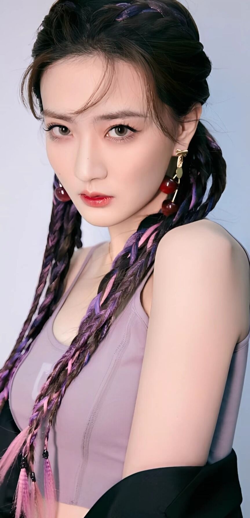 徐璐从小就展现出了对演艺事业的热爱和天赋,2013年,徐璐参演个人首部