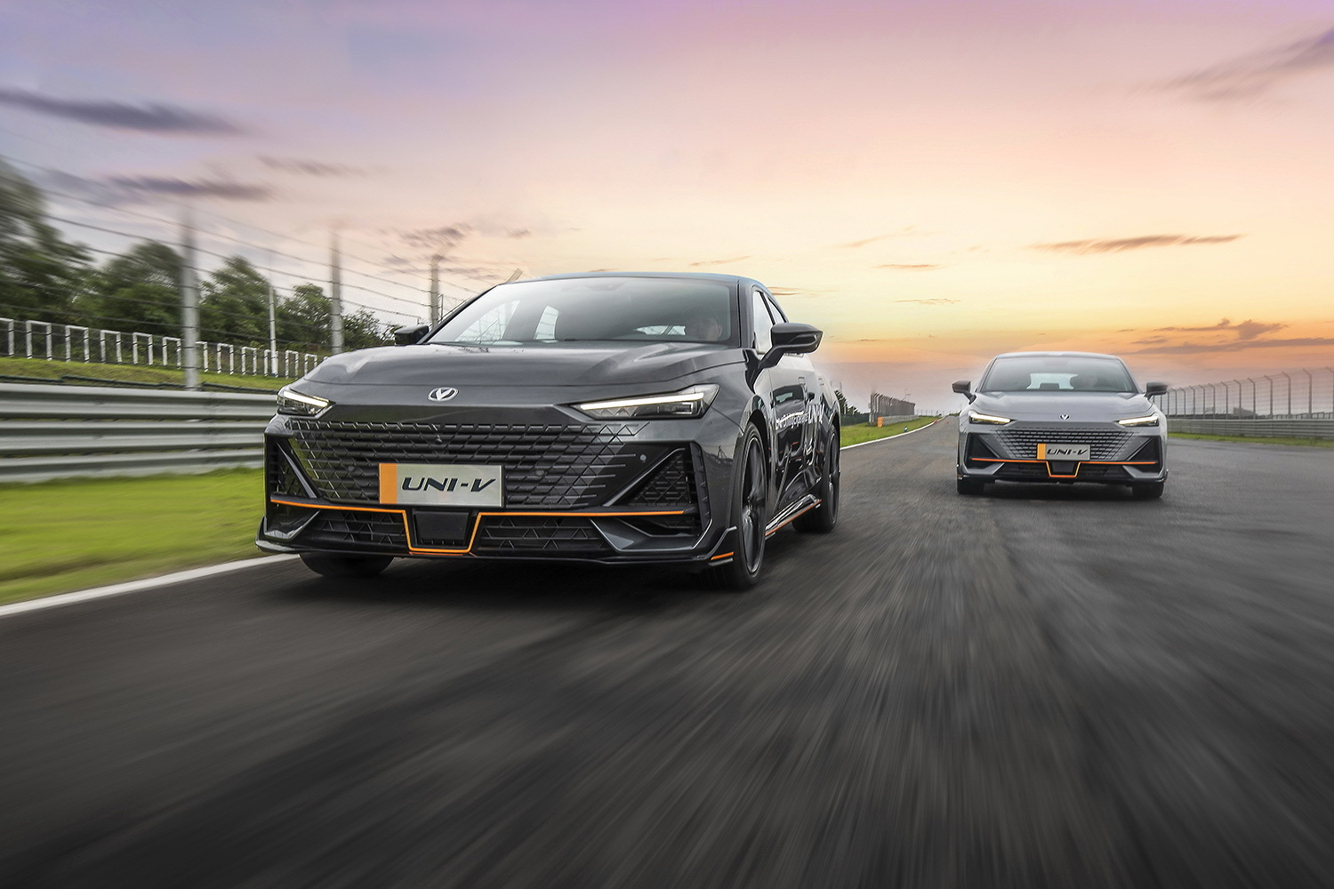 颜值和实力并存的国民轿跑赛道体验长安univ