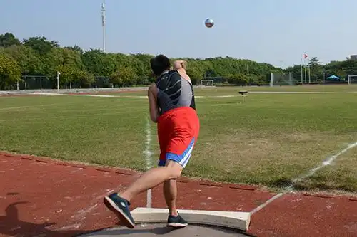 蔡清辉卫冕男子铅球冠军