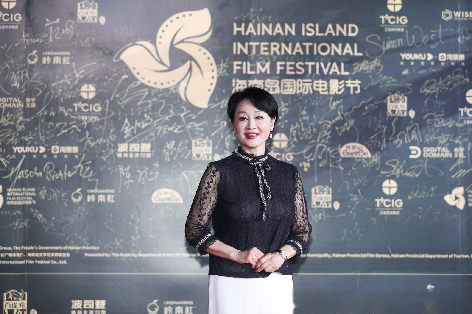 第二届海南岛国际电影节红毯:著名的表演艺术家王姬老师,代表作为