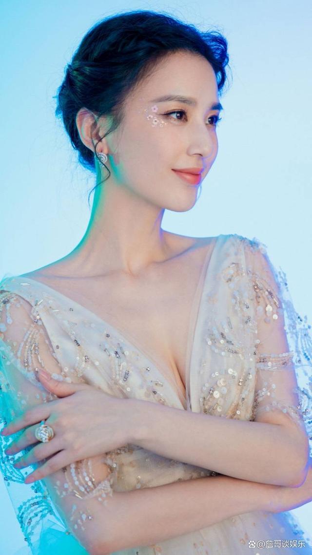 大明星黄圣依和哪几个男人"打扑克"过,揭秘她不为人知的过去