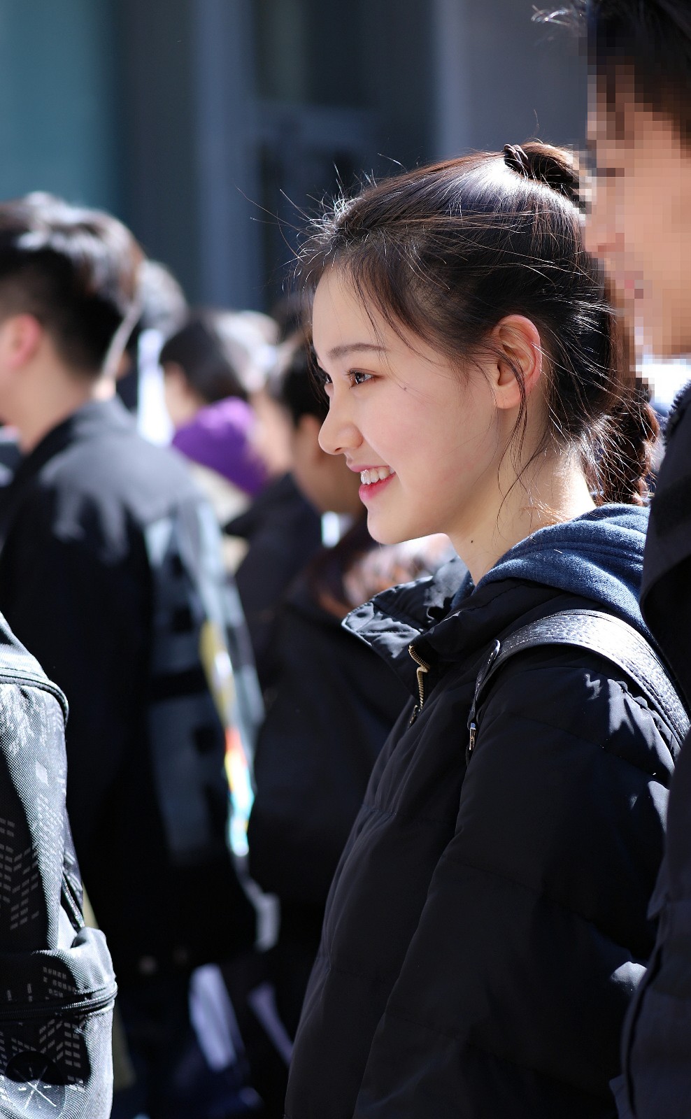 2018年3月北京电影学院艺考现场,这位女生长相甜美,清纯可人,她笑起来