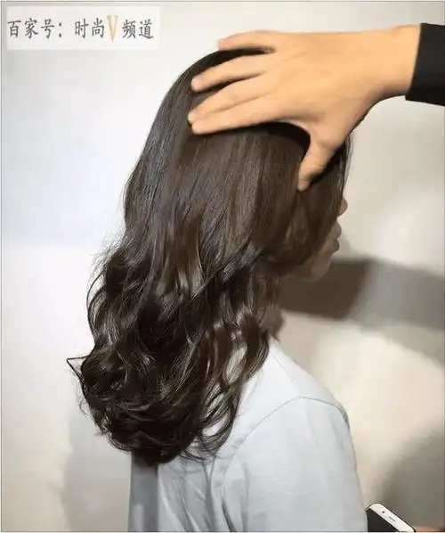 女人35左右齐肩锁骨烫过肩木马卷