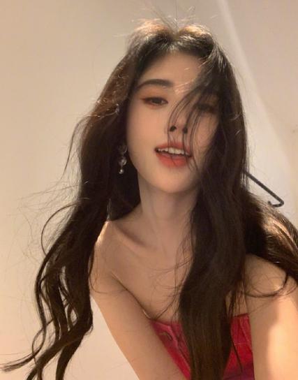 今天,我们将深入剖析这些照片,为你揭开鞠婧祎自拍的时尚密码.