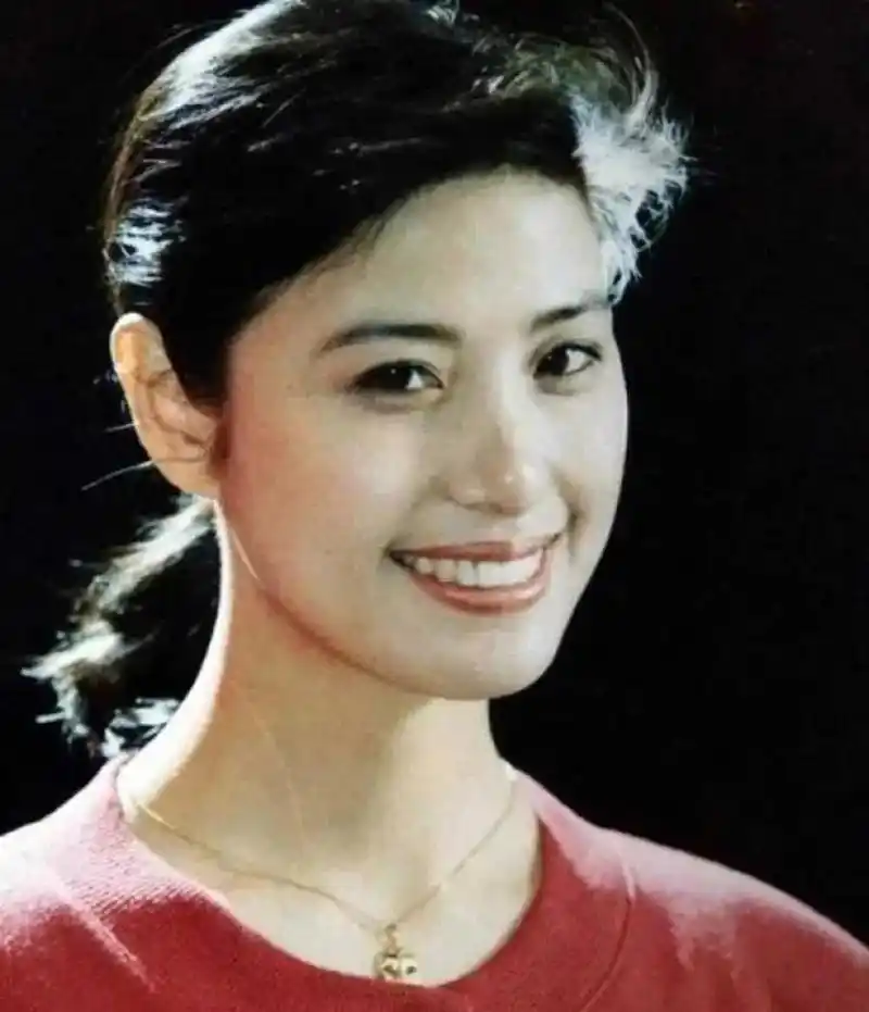 刘晓庆罕见的13张少女照片,20岁的她可爱到爆炸