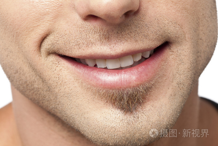 带着微笑的男性嘴唇