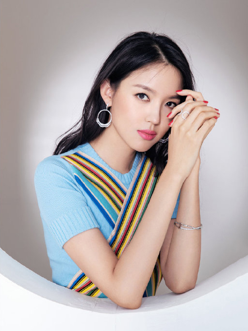 女艺人张梓琳清爽俏皮夏日写真