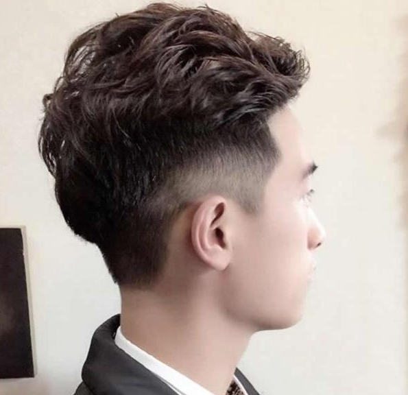 适合比较喜欢展露侧脸轮廓的帅哥哦,特别帅,这一款铲鬓角的短发看上去