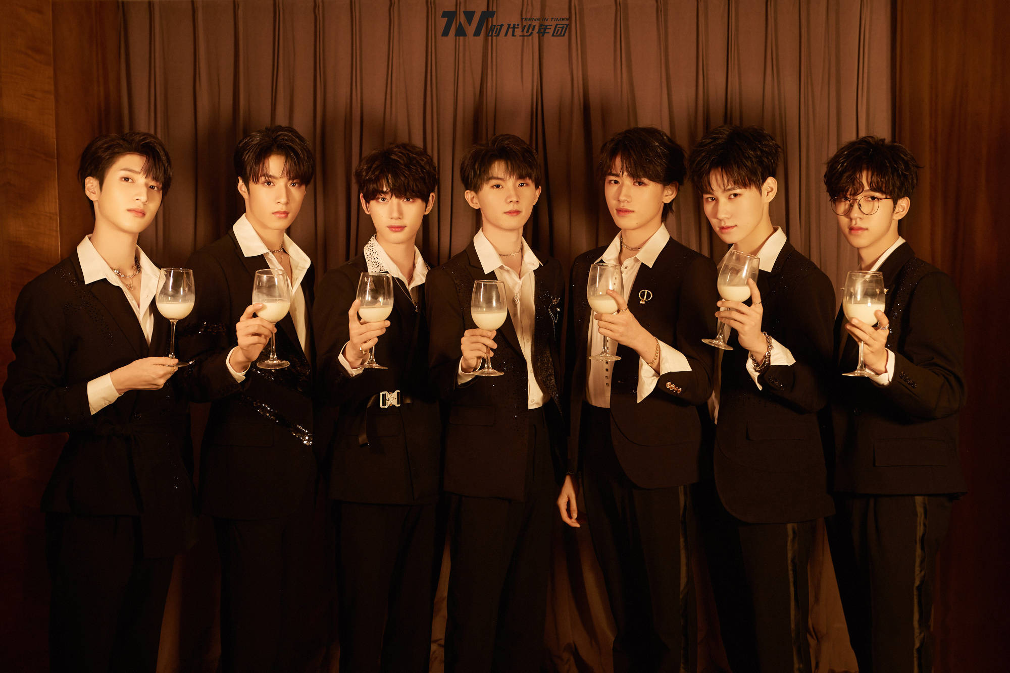 江苏五龙tnt时代少年团朱雀舞台首秀炸裂看弟弟们如何完美演绎