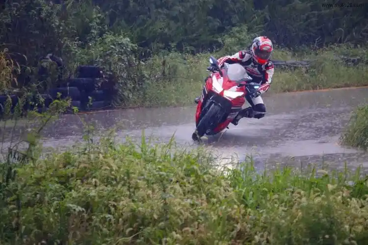 25800元,诺马刀锋400跑车试驾解析 - 摩托车二手网