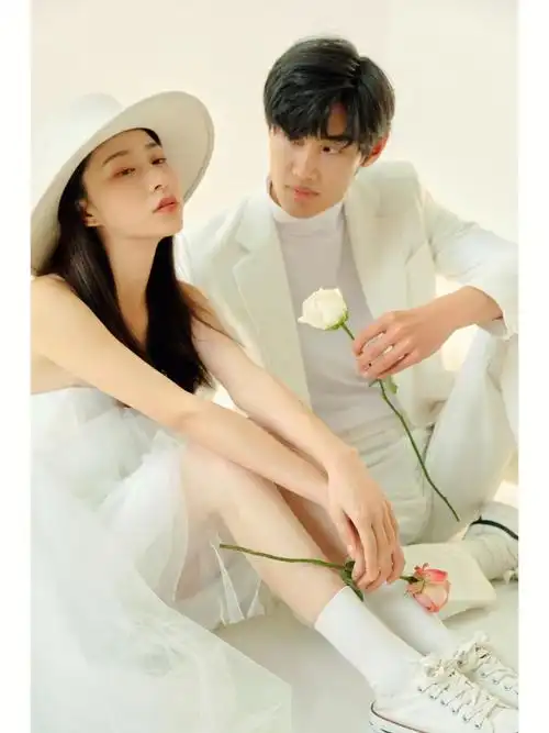 喜欢甜酷风格的年轻女孩一眼便会爱上的婚纱照9873风格:极简 随性