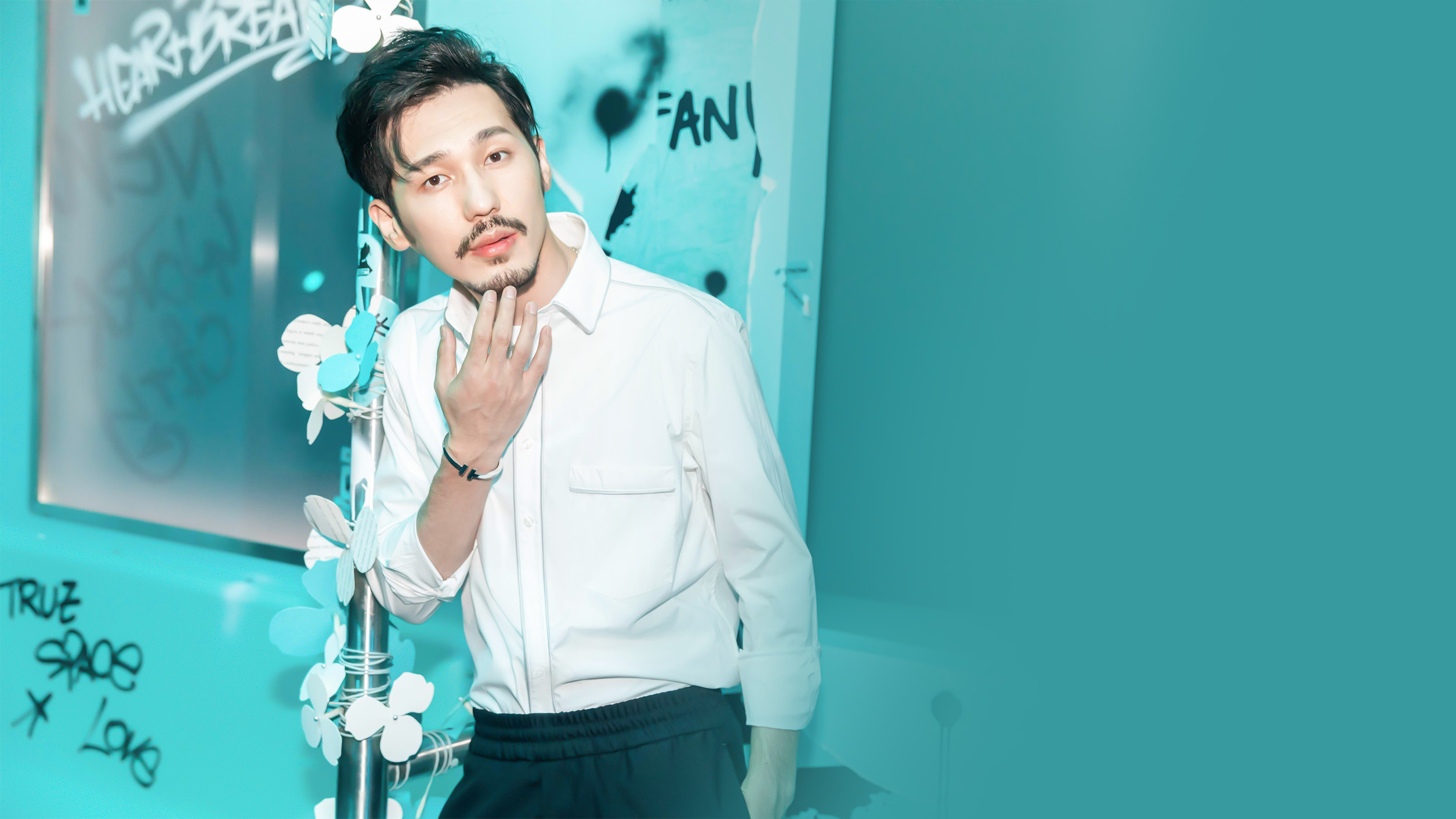 换脸boy白宇 「壁纸6p」 从前我总想,世界上最纯净的 也许是香格里拉