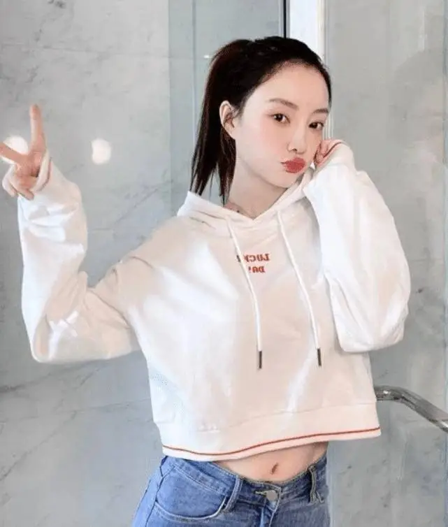 李小璐晒自拍近照,38岁少女感无敌,看起来不像是当妈的人