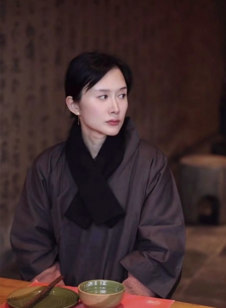 70岁张纪中晒妻子近照小31岁杜星霖寺庙修行妆容精致被吐槽