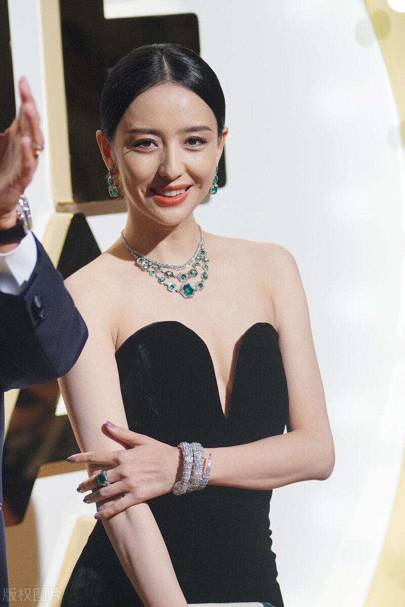 陈思诚老婆佟丽娅 她确实很漂亮