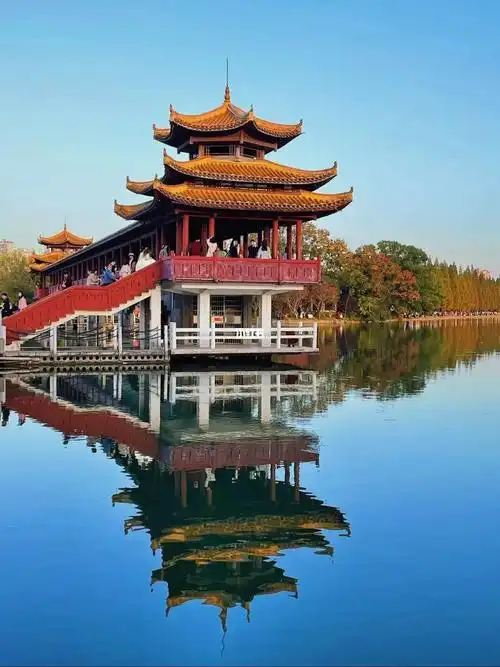 长沙  #烈士公园    你以为这样漂亮的湖面只能在油画里见吗?