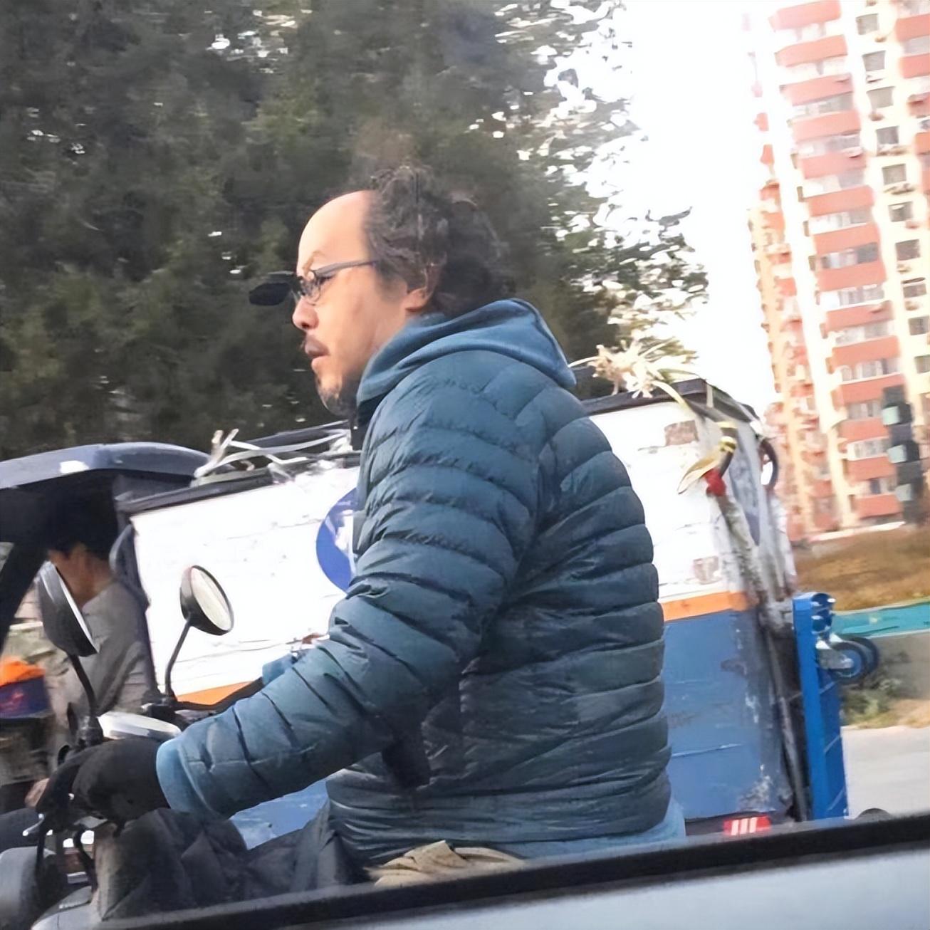 53岁窦唯近照曝光:摇滚少年如今"穷困潦倒",已成仙