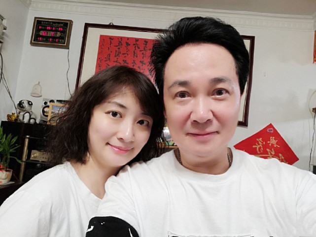 雪山飞狐孟飞与小20岁娇妻合照似同龄人自称比妻子更懂保养
