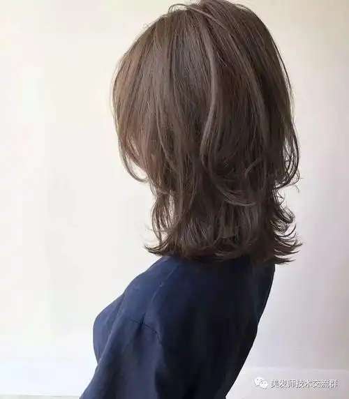 非常修饰脸型,这款流行发型搭配随意的碎发刘海