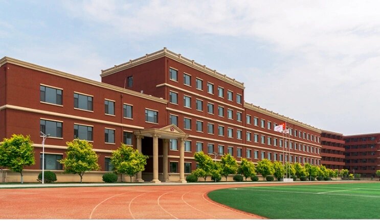 依托于具有132年历史的美国美达菲学校,是天津市市内一所美式教育背景