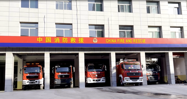 拓印峥嵘岁月走进离石消防队史馆