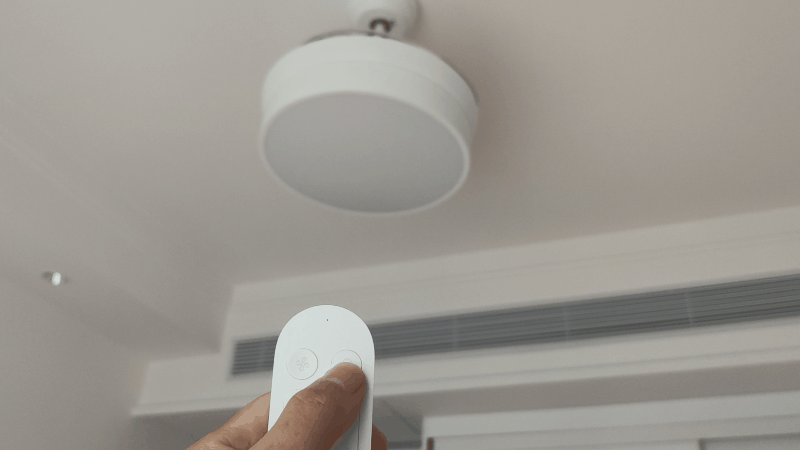 用遥控器开灯关灯展示;遥控器控制亮度和色温,其实yeelight智能风扇灯