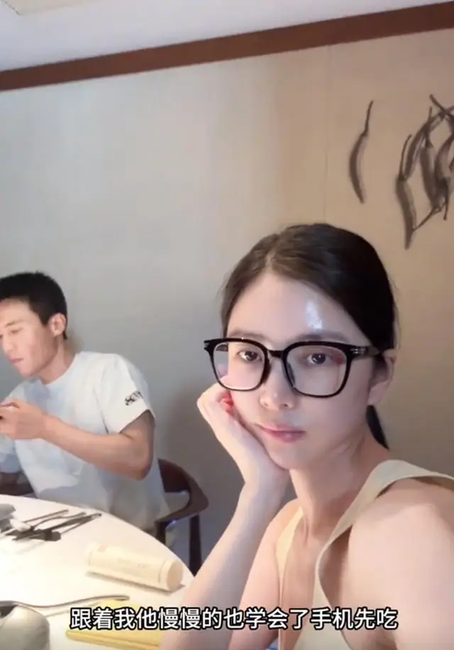 杜淳为犒劳妻子吃米其林大餐,王灿一人吃两碗面,引发网友热议