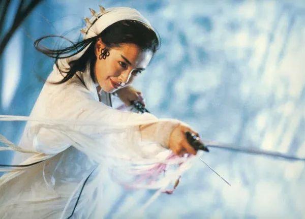 里面的小青还是一条名唤青青的青鱼精,里面的许仙还叫许宣,贪恋白蛇