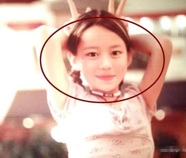 吉娜小学生照被疯传单眼皮引热议整没整容一目了然