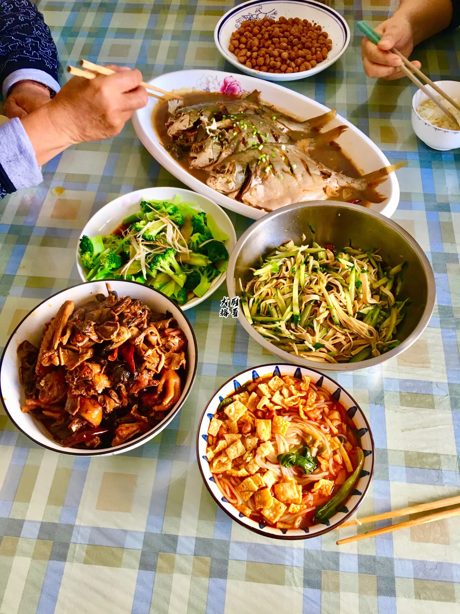 我过生日吃的一桌饭菜,被弟弟嘲笑,说这都是个啥玩意儿