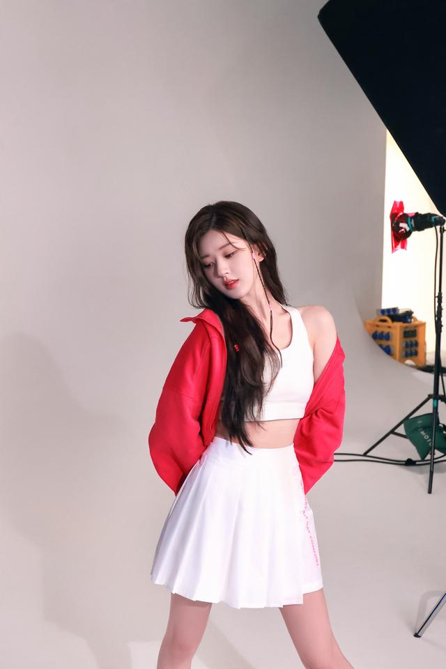 赵露思镜头前美照连连 百褶裙甜美可爱 运动装活力四溢 让人心动